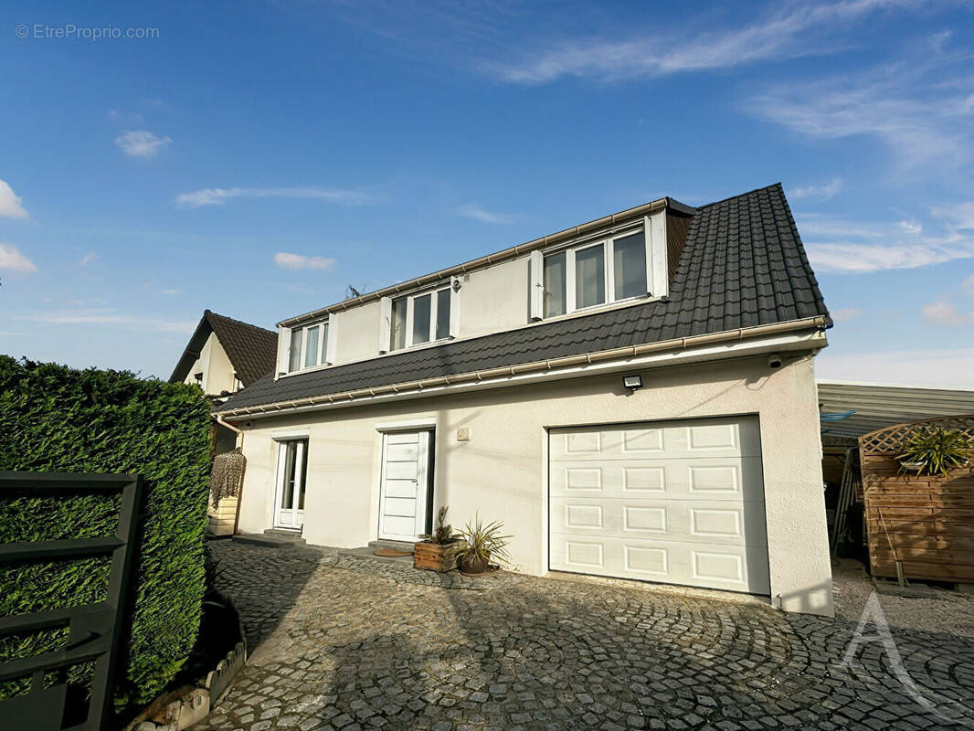 Maison à SAINTE-GENEVIEVE-DES-BOIS