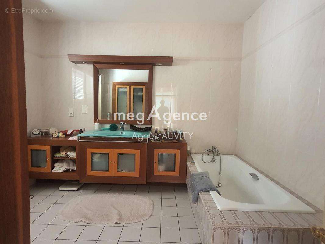 Maison à NERIS-LES-BAINS