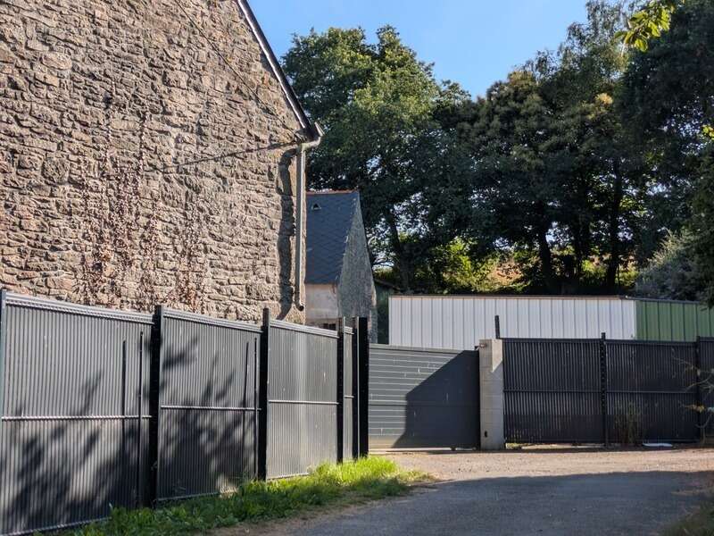 Séglien en campagne longère en pierre rénovée avec vie de plain pied de 243m², garage, atelier et dépendance parcelle de 7125m² - photo 27