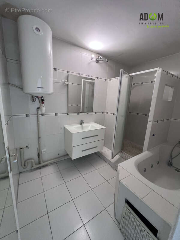 Salle de bain - Appartement à SAINT-DENIS