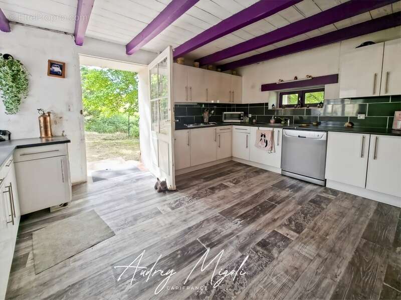 Maison en pierre au cœur de la nature, 109m², 3 chambres, garage et grande dépendance, au bord d'une rivière, terrain 1 hectare - photo 6