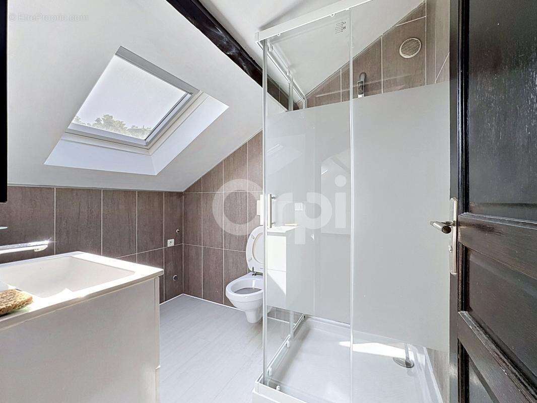 Studio à Vendre 17,37m² loi Carrez (23,31 m² au sol) - proximité centre-ville et 10 minutes RER A - - photo 6