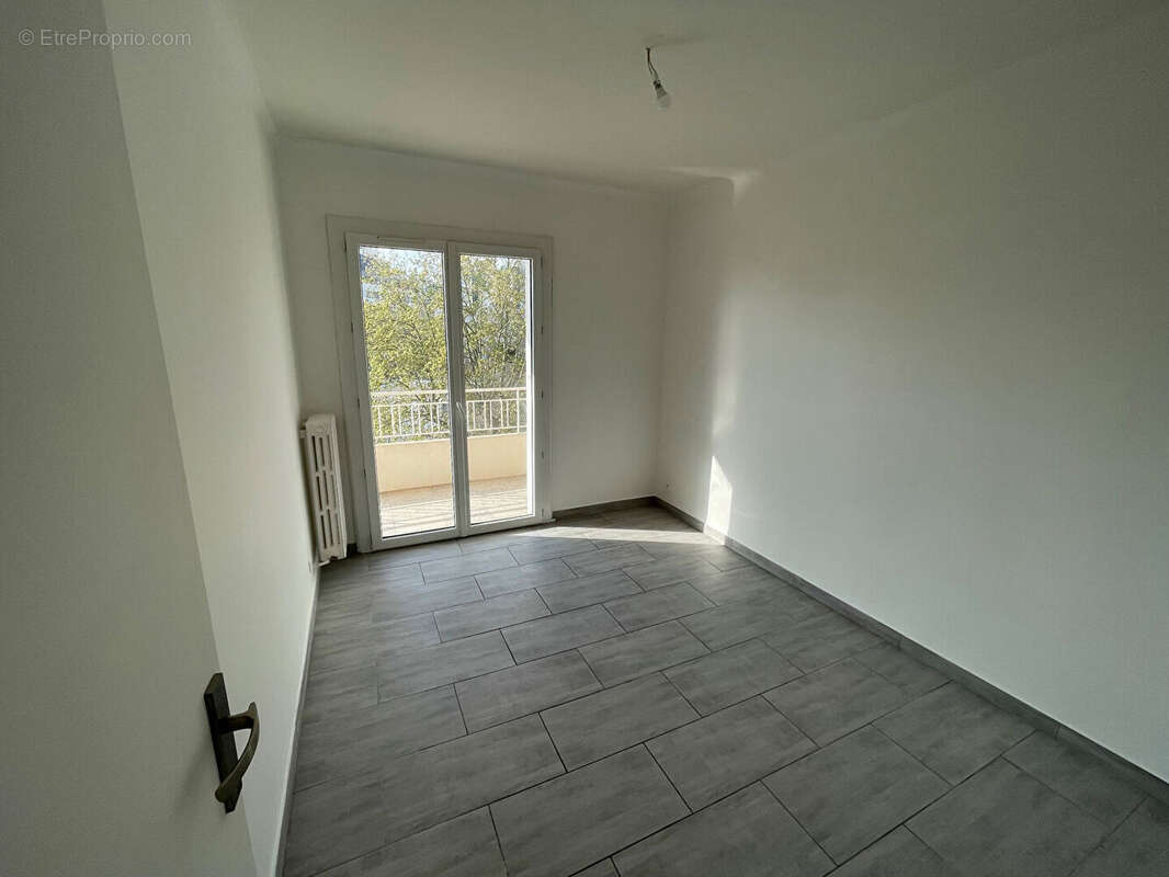 Appartement Toulon est  Aguillon 4 pièce(s) 78 m2 avec deux balcons de 11 et 9m2 et parking collectif - photo 3