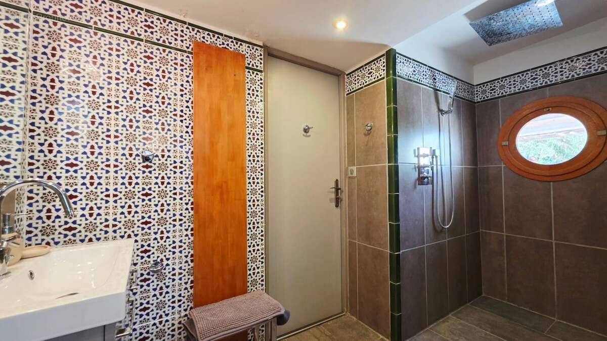 Maison 7 pieces 4 chambres piscine garages atelier - photo 14