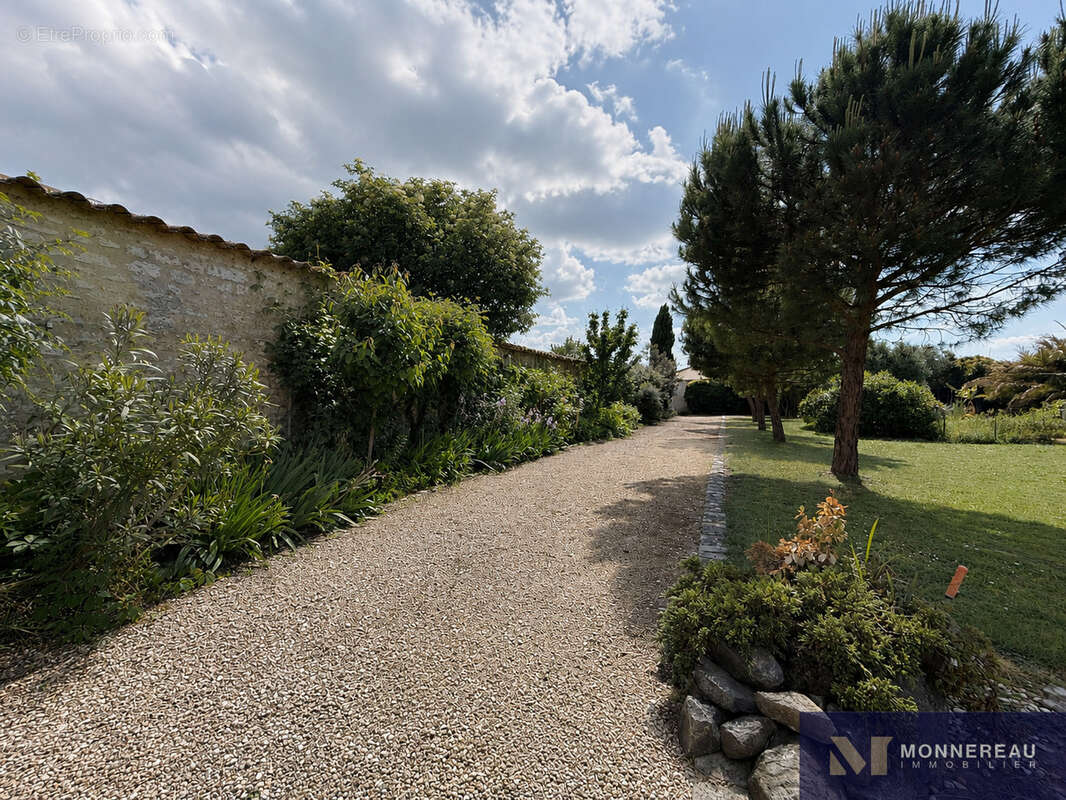 Maison en pierre avec jardin clos et dependances - photo 21