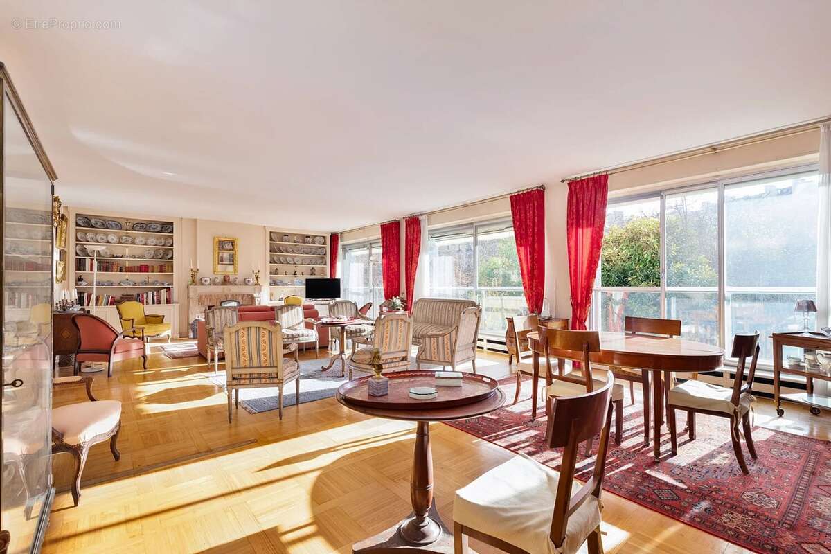 Appartement à PARIS-16E