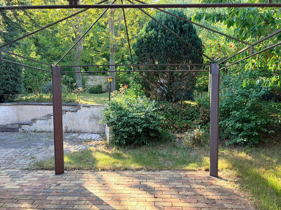 Maison à LE MESNIL-LE-ROI