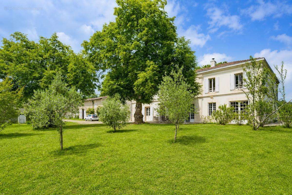 Maison de 9 pièces de 250 m² à Clérac - photo 3