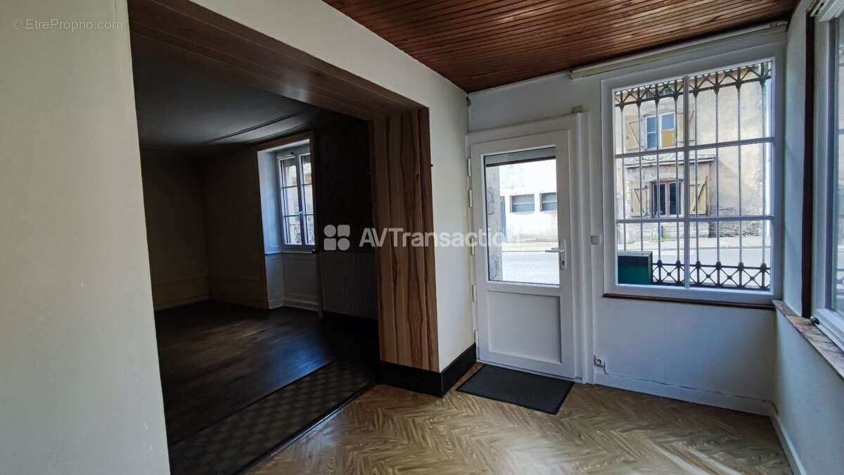 Maison à COMBEAUFONTAINE