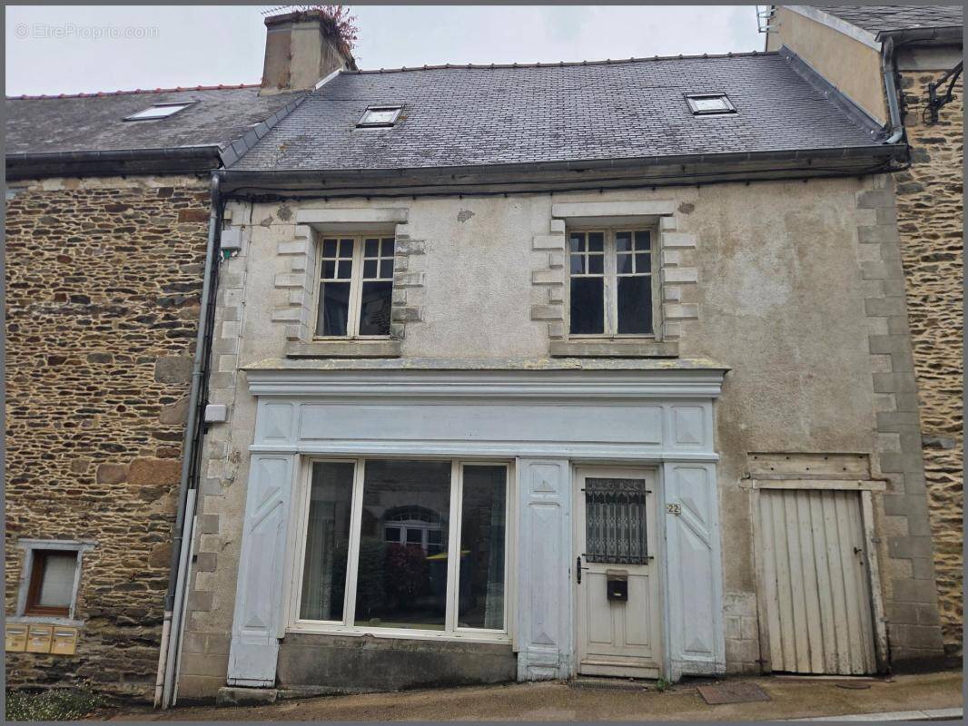 Maison à LA ROCHE-DERRIEN
