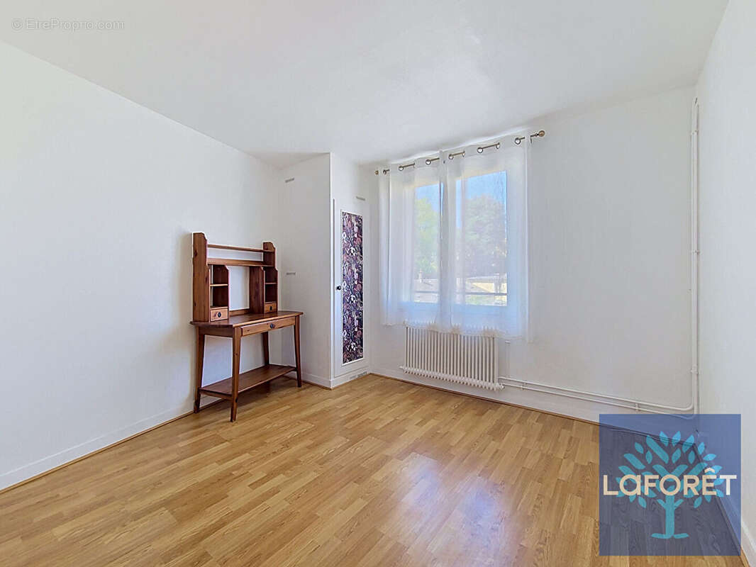 Appartement 3 pièces lumineux avec balcon, garage et cave en centre-ville de Étampes - photo 6