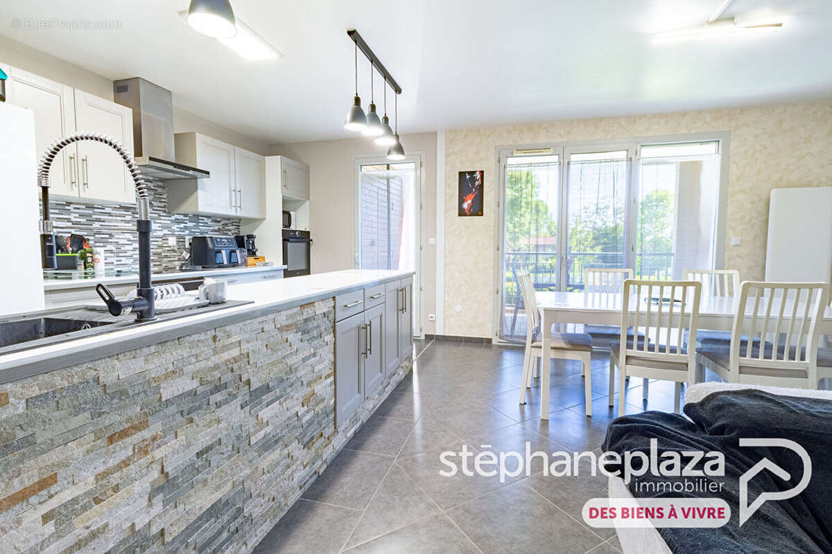 Appartement traversant de 94.5m² - 3 chambres avec 2 BALCONS et DOUBLE GARAGE de 32.5m² - AMBERIEUX-EN-DOMBES - photo 4