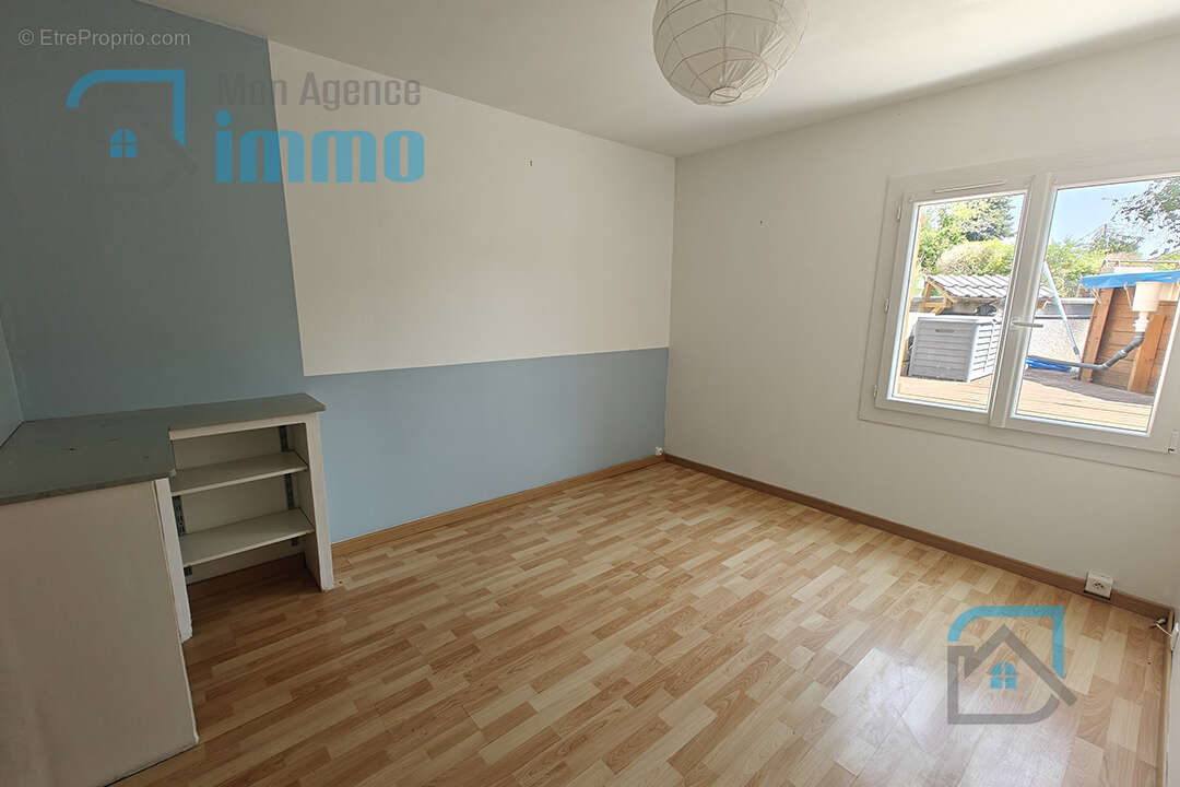 Mehun-Sur-Yèvre - Pavillon sur sous-sol avec 4 chambres et jardin - photo 8