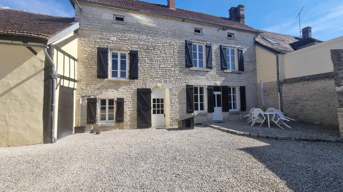Maison à MOULINS-EN-TONNERROIS
