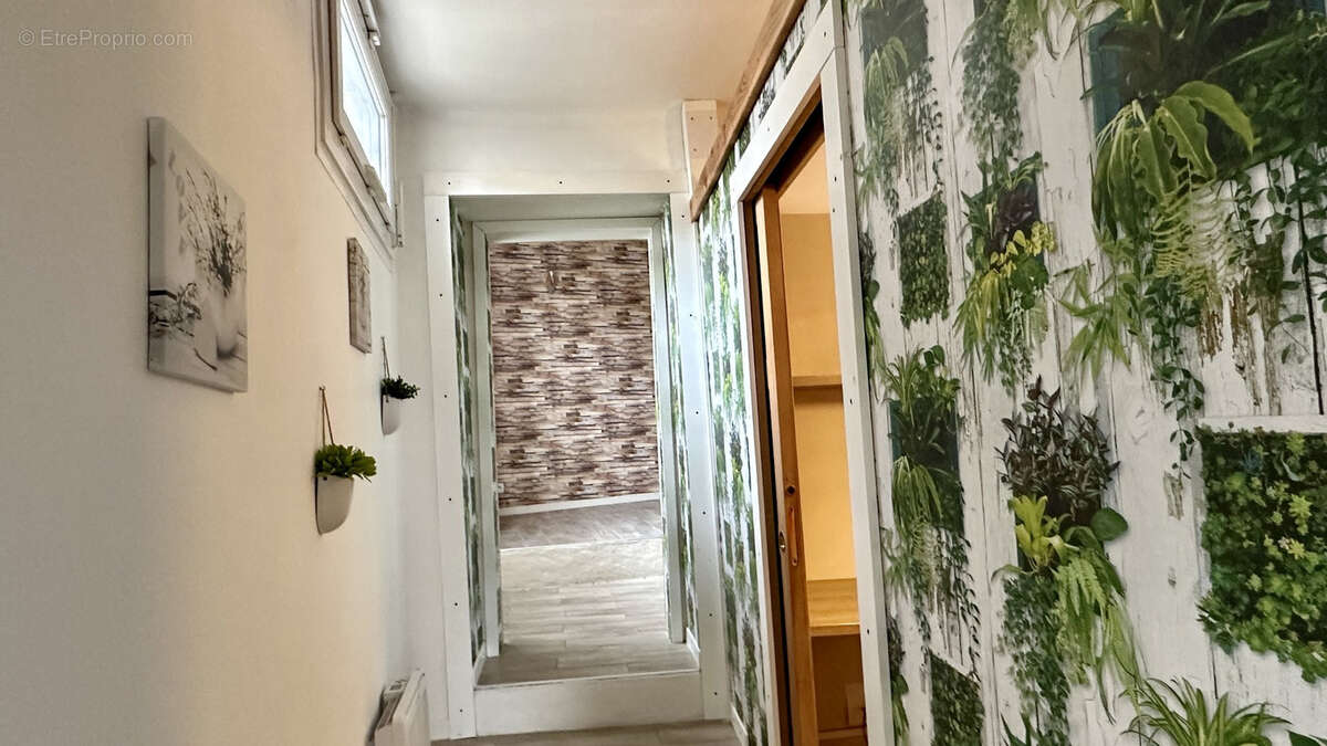 Maison à SAINT-CHAPTES