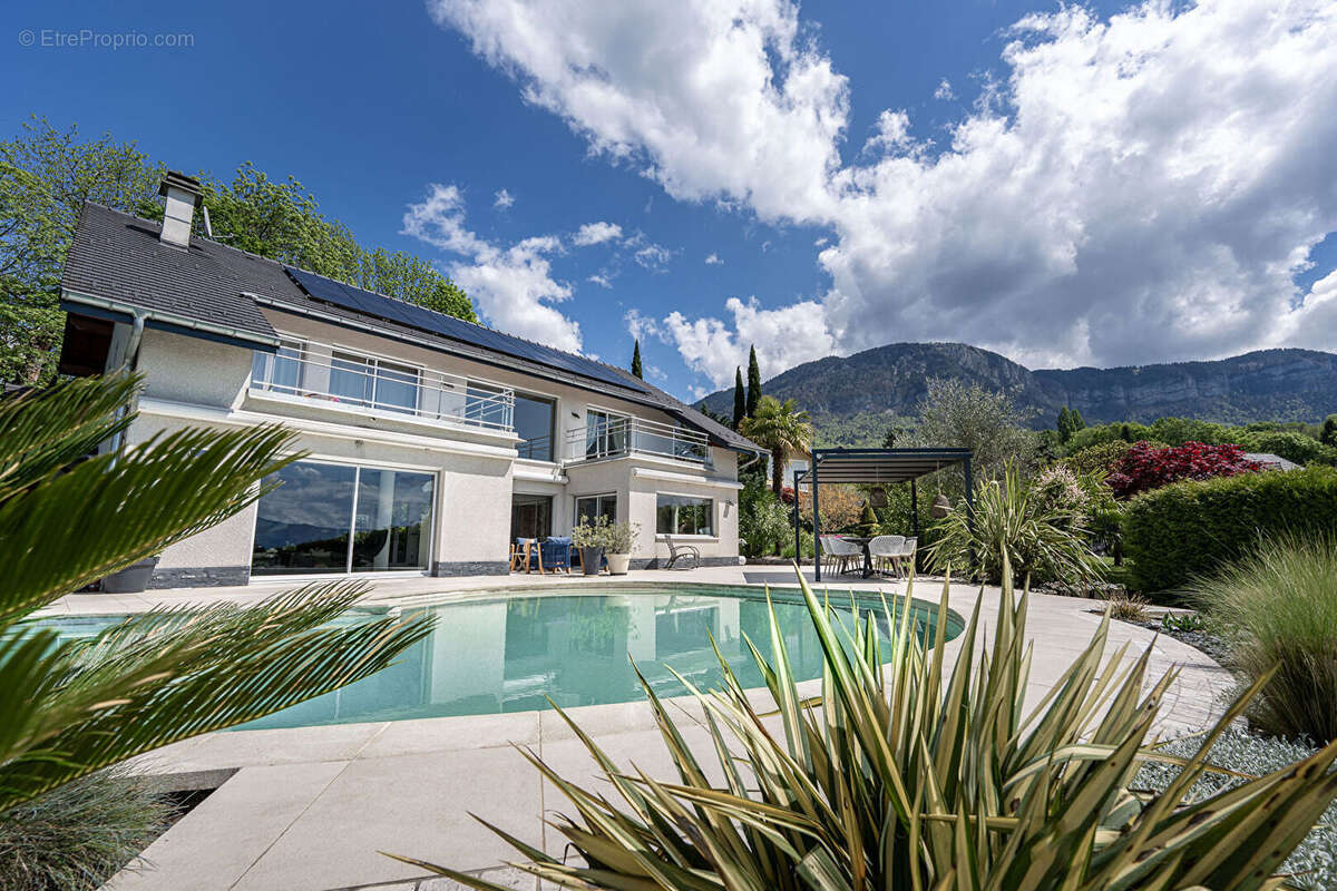 Maison à PUGNY-CHATENOD