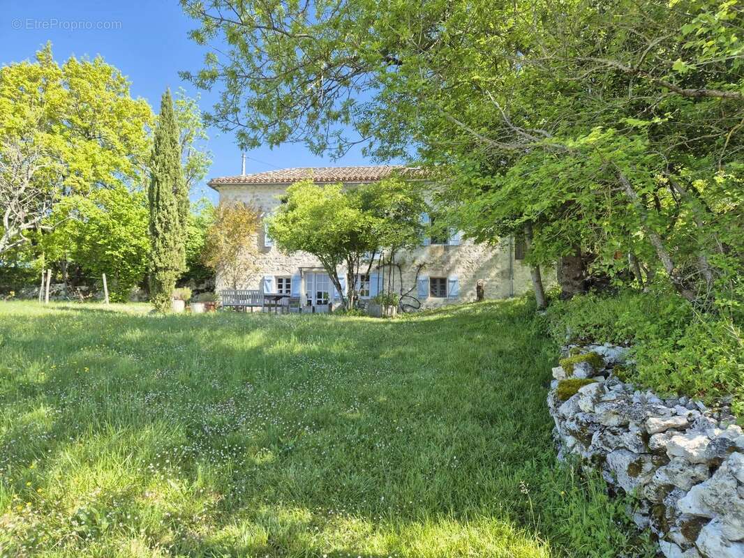 Deux maisons en pierre de caractère avec piscine, dépendances et 1,2 hectare de terrain près de Montaigu-de-Quercy - photo 15
