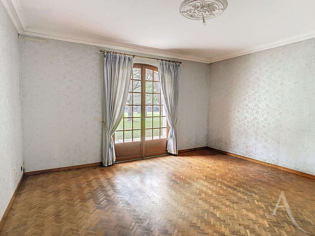 Villa T5 avec parc arboré de 1692m² , double garage- PINS JUSTARET - photo 9