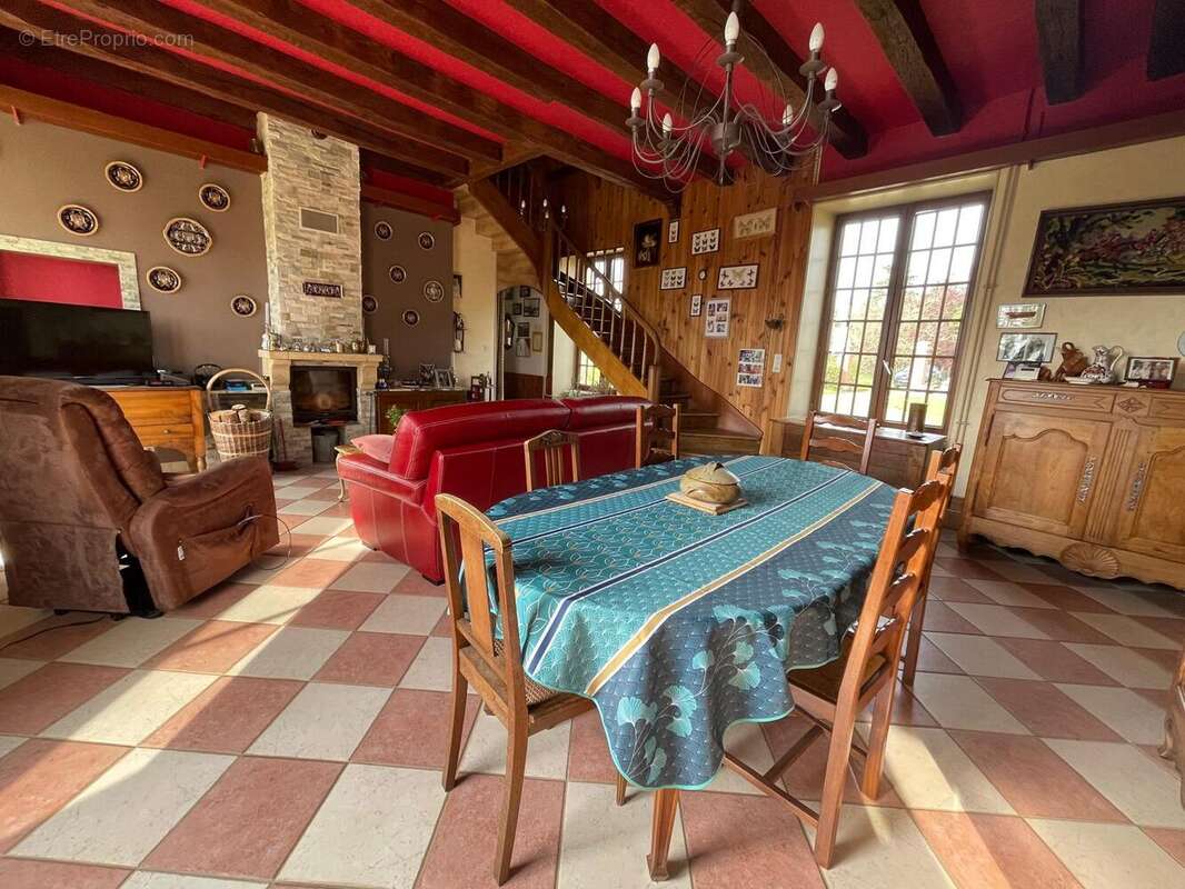 Maison à DUN-SUR-AURON