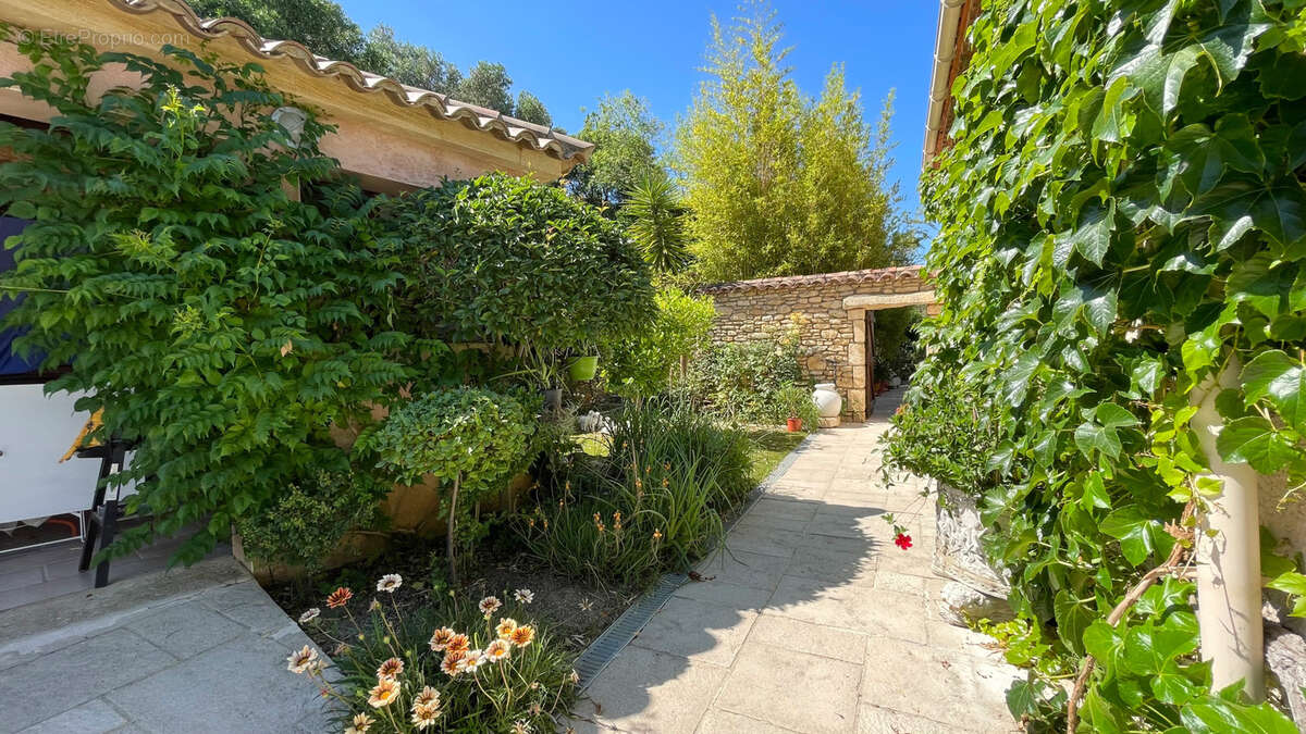 Maison à REMOULINS