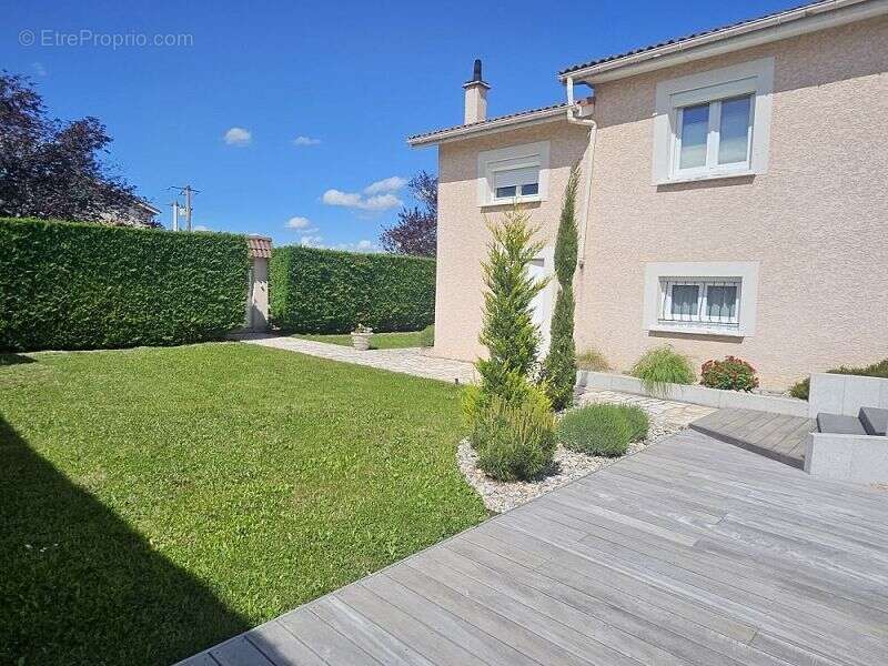 Maison à VEAUCHE