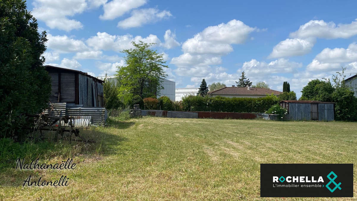 Terrain à SAINT-JEAN-D'ANGELY