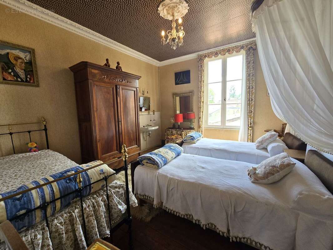 Maison à SAUVETERRE-SAINT-DENIS