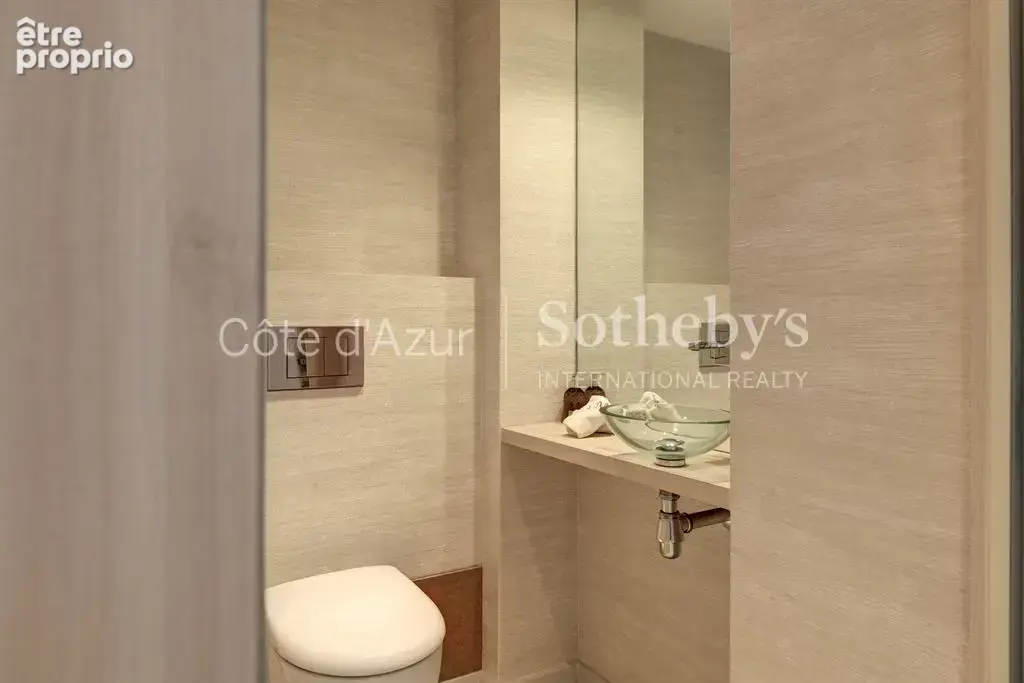 Cannes Croisette, appartement rénové avec deux chambres en suite et terrasse face à la mer - photo 11