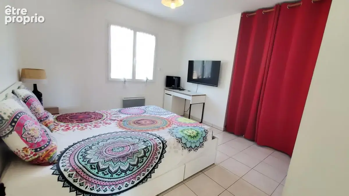 – Maison récente À Vendre avec piscine, photovoltaïque et terrain plat de 1 040 m² - photo 12