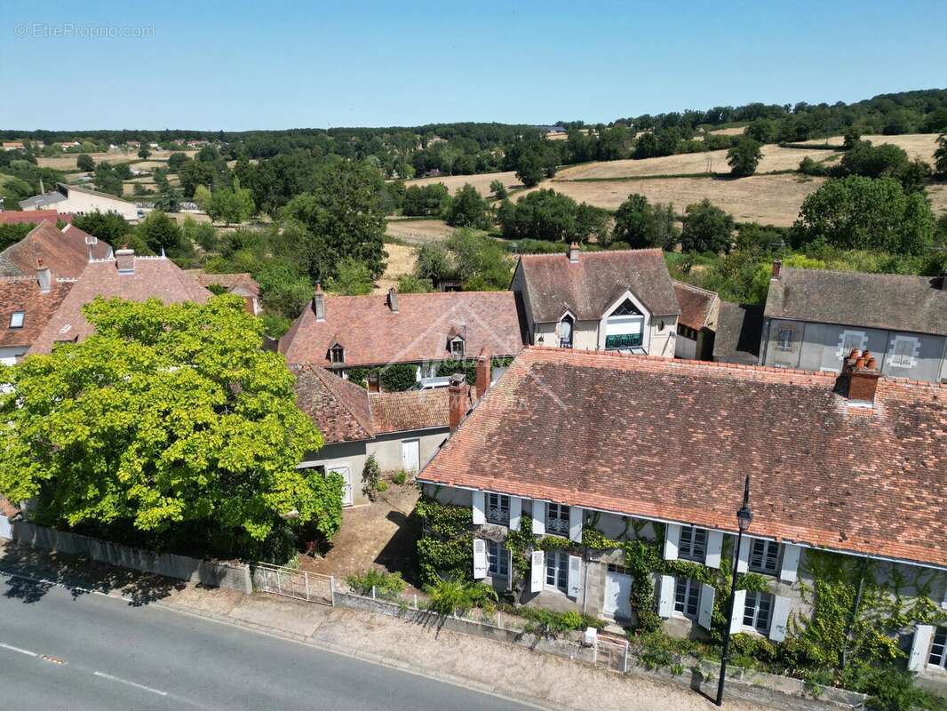 Ancienne maison de maître Bourbonnaise – 280 m² habitables avec dépendances et verger SAINT-HILAIRE - photo 2