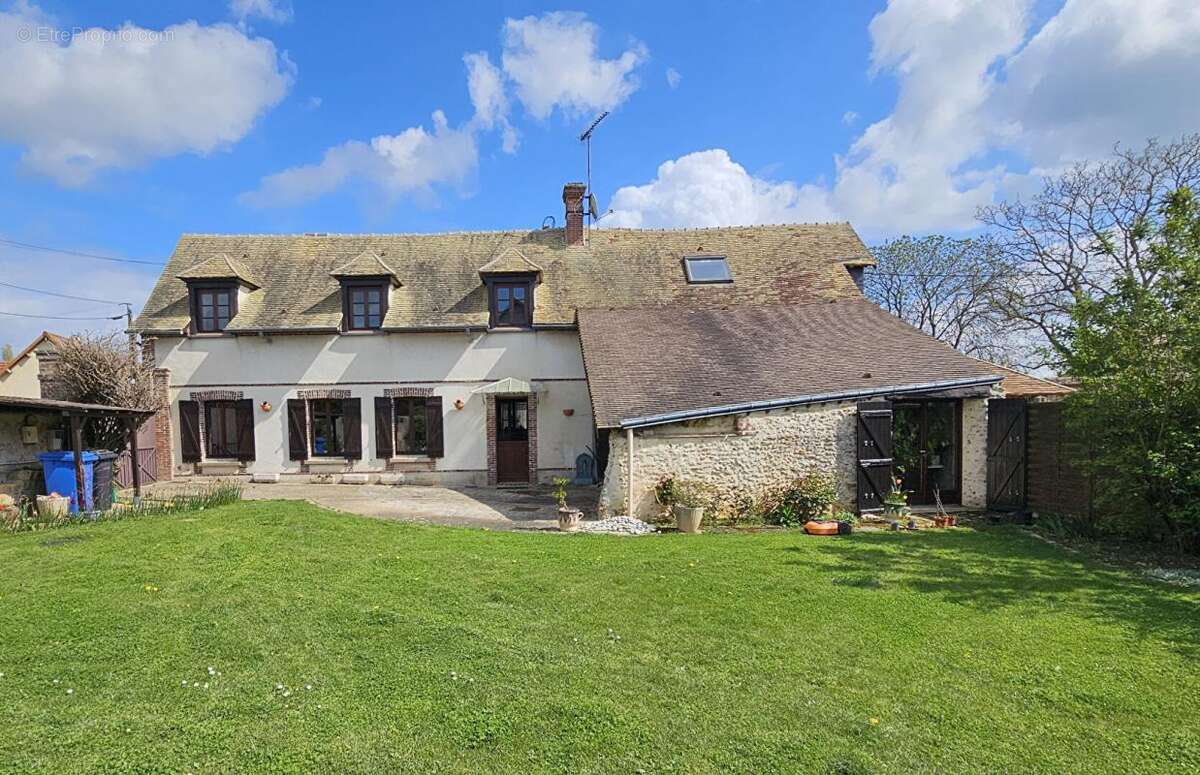 Maison à HOUDAN