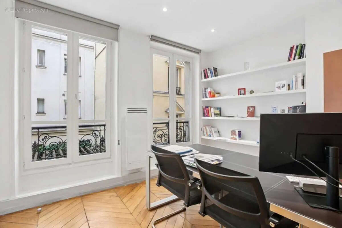 Commerce à PARIS-8E