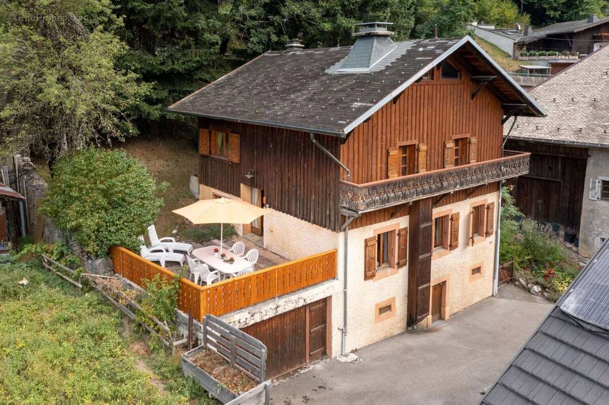 Un chalet traditionnel de 6 chambres et 4 salles de bain dans un hameau recherché proche du centre de Morzine - photo 2