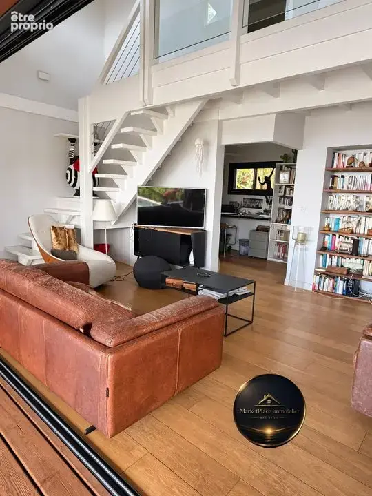 Salon bureau ouvert sur une belle varangue 