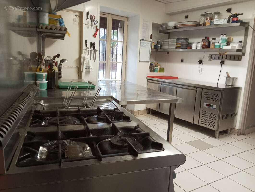 Commerce à SAINT-ARNOULT-EN-YVELINES