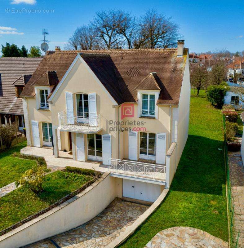 Maison à SAINTE-GENEVIEVE-DES-BOIS