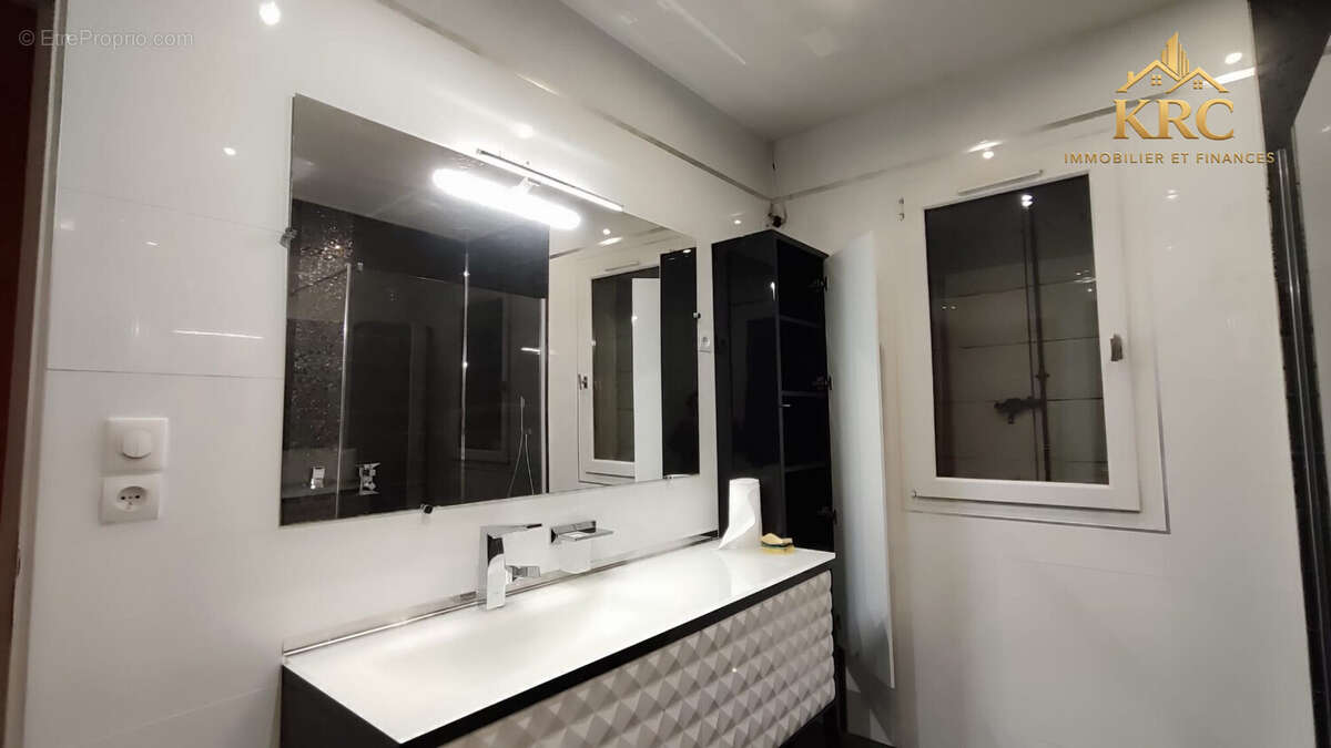 SALLE D EAU 1ER ETAGE