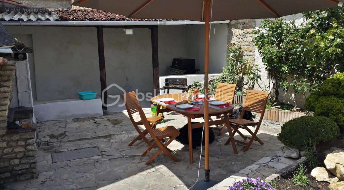 Maison de plain pied de 70m2,grenier amenageable de 70m2, dependances, garage + cour fermee - photo 14