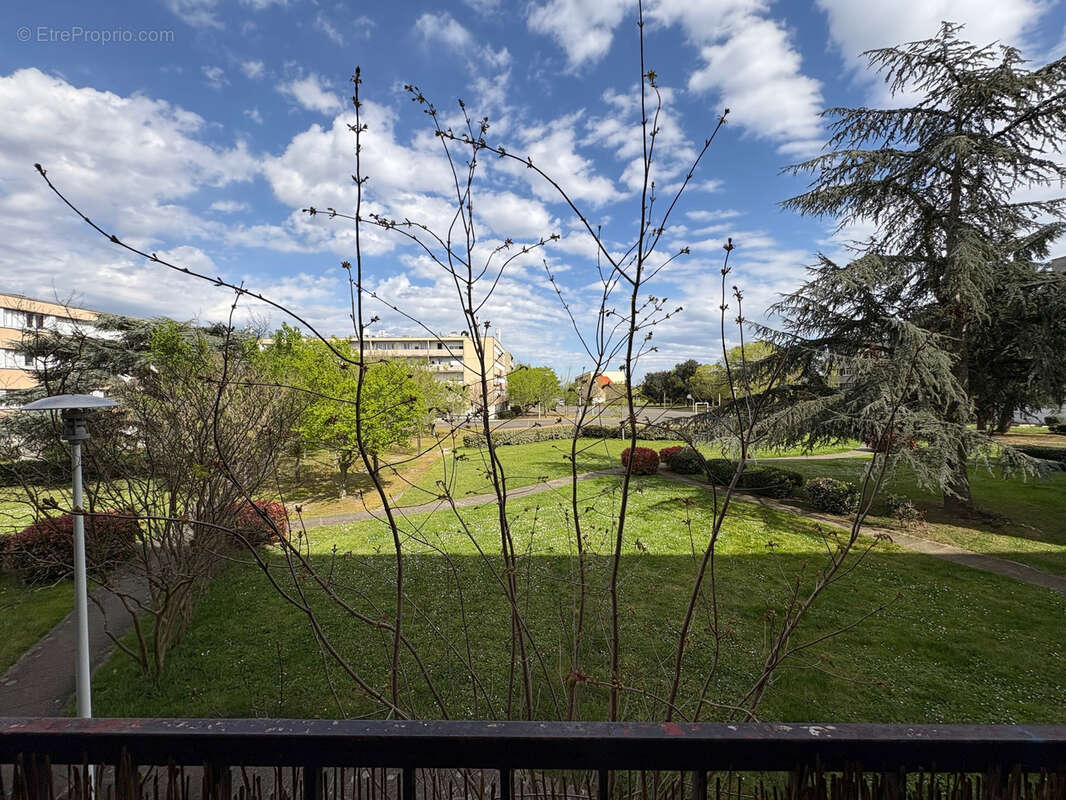 Appartement à BEAUZELLE