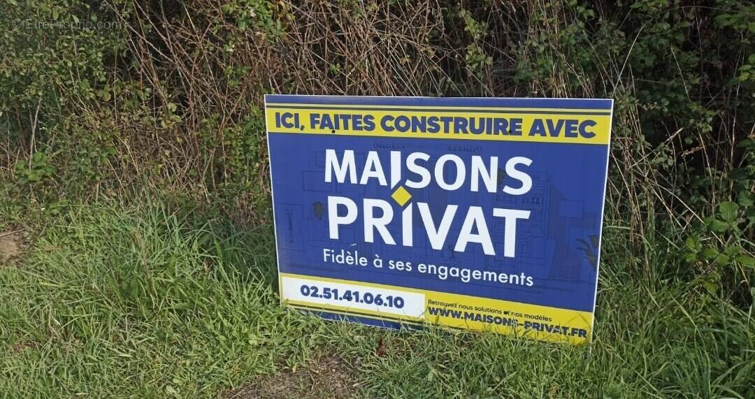 Terrain à LA CHAIZE-LE-VICOMTE