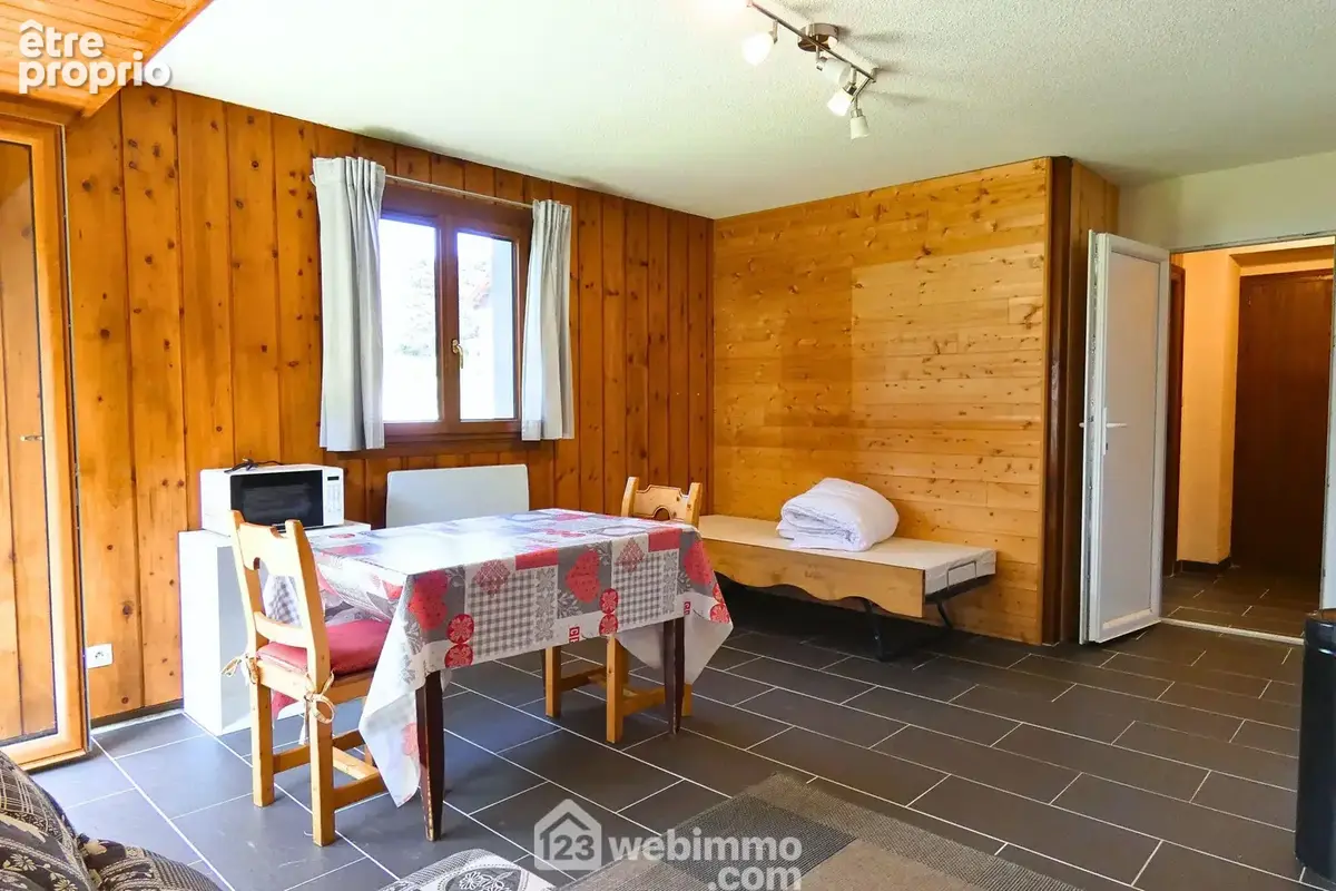 Le sejour, d?environ 19 m², offre un bel espace à aménager selon vos envies.