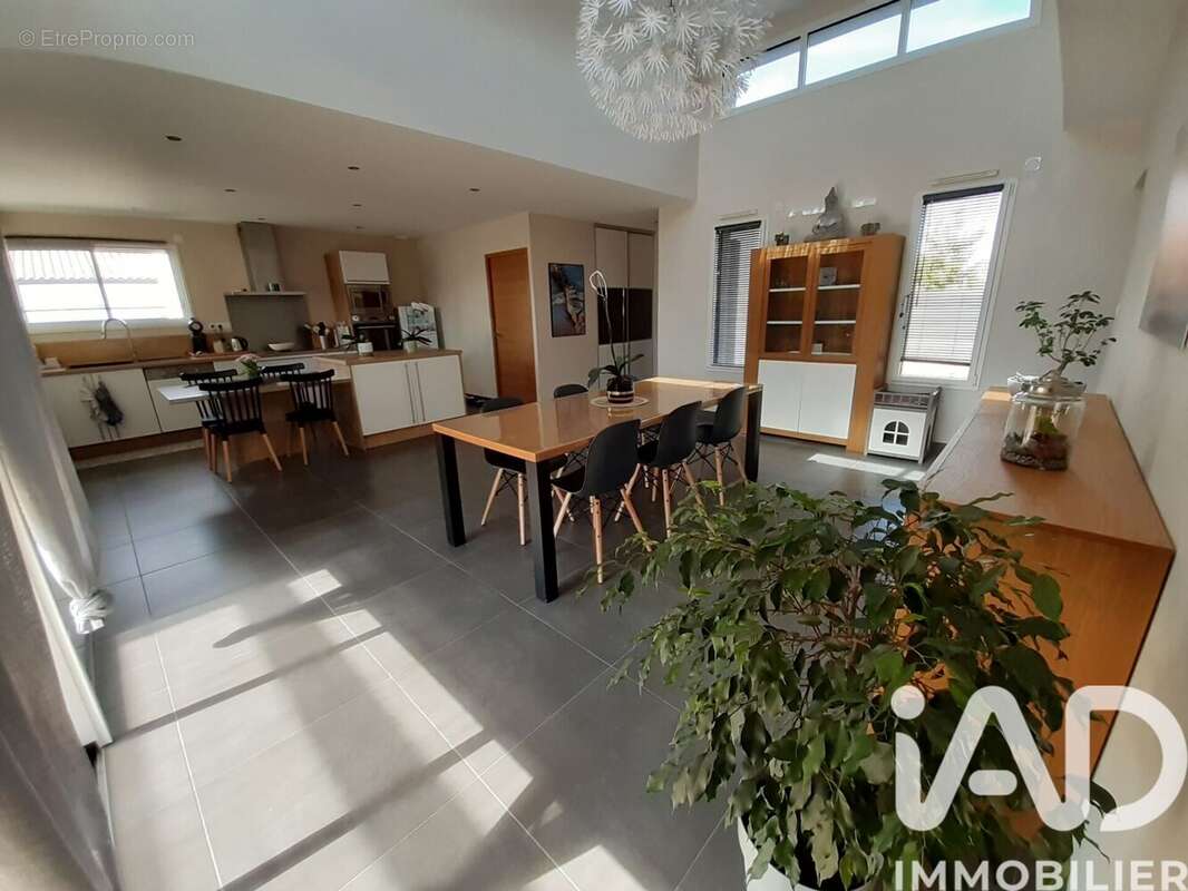 Maison 116 m² à Saint-Denis-La-Chevasse  - photo 8