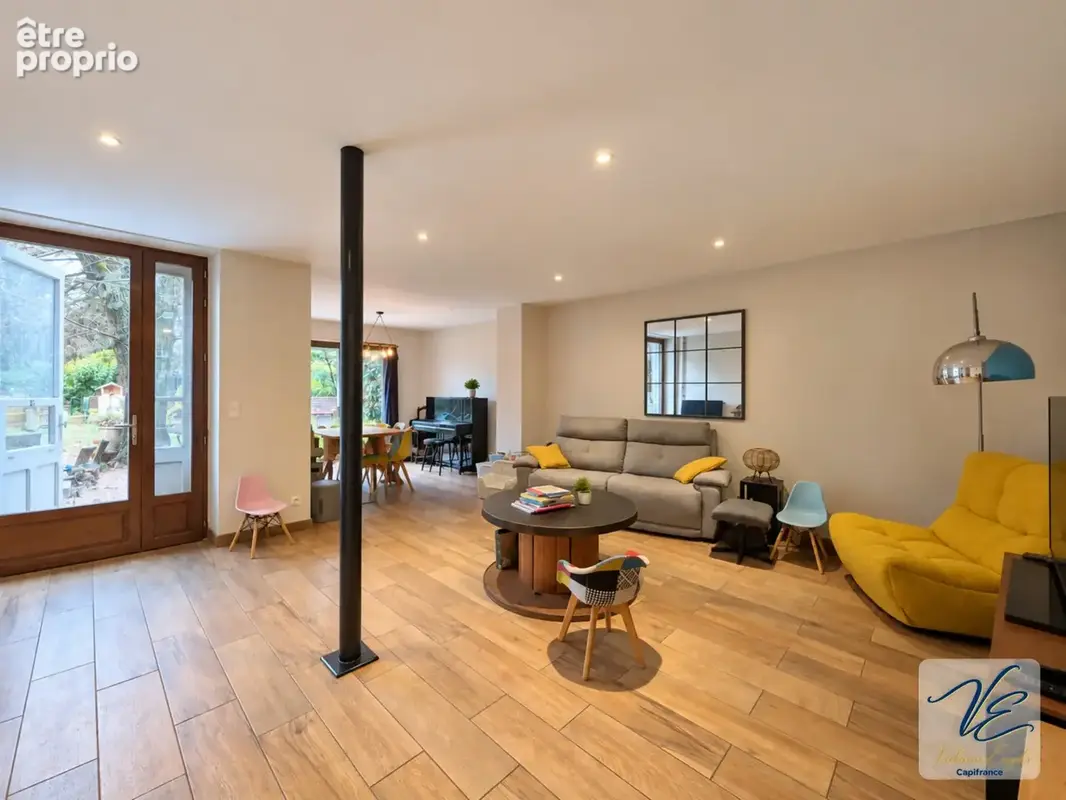 À azille – maison bourgeoise rénovée de 259 m² avec 5 chambres, jardin piscinable, puits et garage - photo 2
