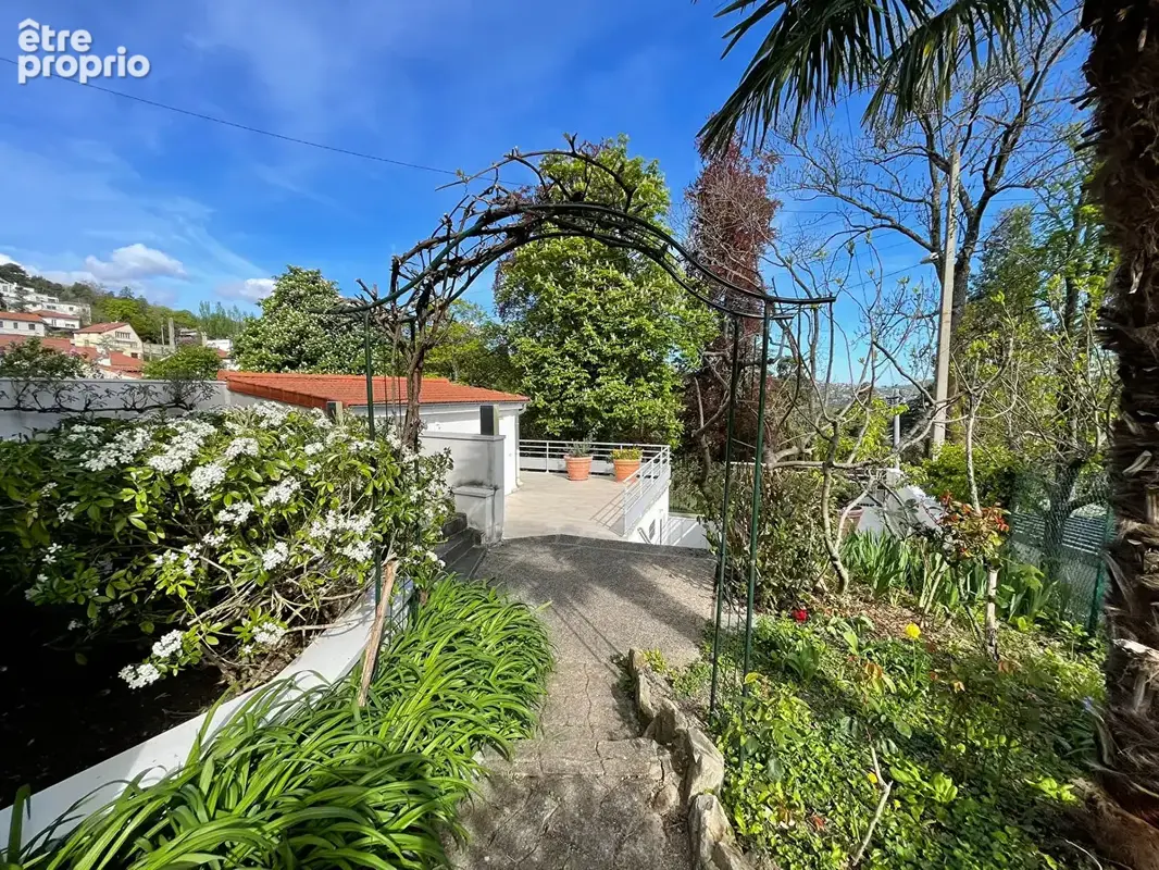 Royat - Maison avec panorama, jardin, terrasses et spa / 7 Pièces principales / 185 m² / Parcelle 942 m² - photo 5