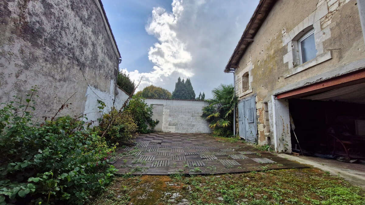 Maison à MORTAGNE-SUR-GIRONDE