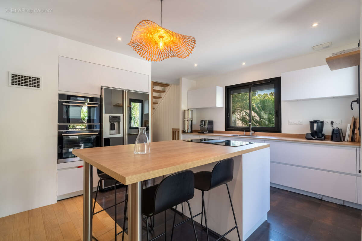 Villa d'architecte : élégance contemporaine et prestations de qualité au cœur d'une résidence privée - photo 5