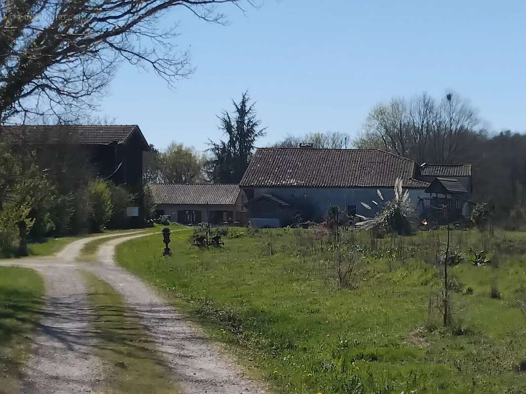 Domaine de 5 à 25 hectares avec lac privé, grange du XVIIe siècle, gîtes et fort potentiel d'exploitation touristique, événement - photo 16