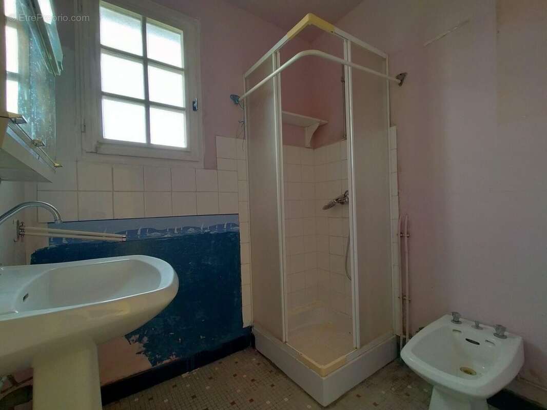 Pavillon de plain-pied à Averton salle d&#039;eau - Maison à AVERTON