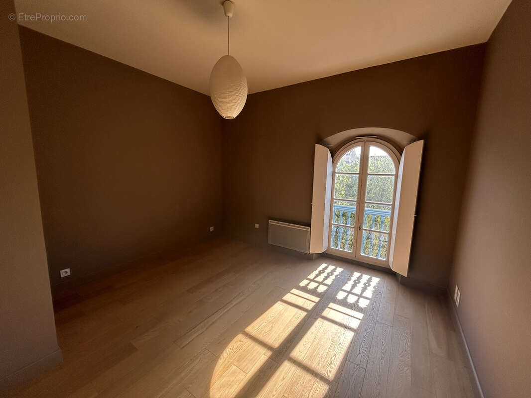 NÎMES proche Maison Carrée, P3 de 75.04 m2 au 3ème étage d'un élégant immeuble ancien - photo 3