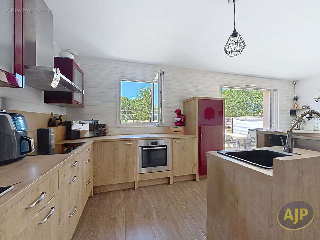 LES MAGNILS REIGNIERS - Maison de plain-pied - 4 chambres - photo 4